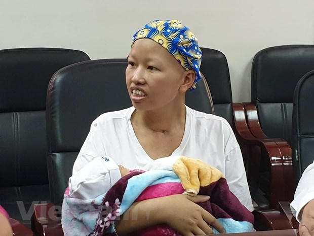 Điều kỳ diệu: Sản phụ ung thư giai đoạn cuối bế con trai xuất viện