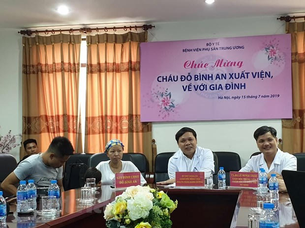 Điều kỳ diệu: Sản phụ ung thư giai đoạn cuối bế con trai xuất viện