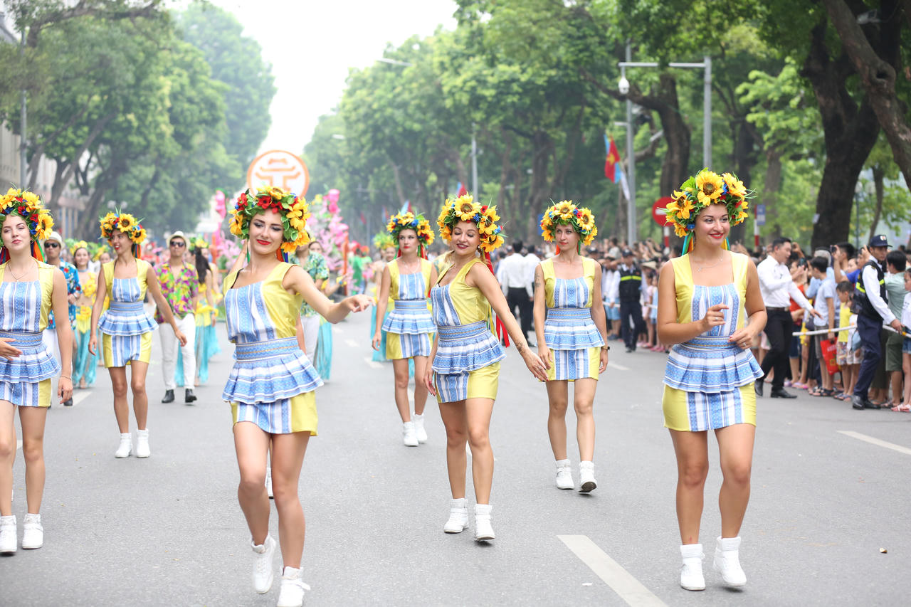 Rực rỡ Carnival đường phố Hà Nội kỷ niệm “20 năm Thành phố Vì hòa bình”