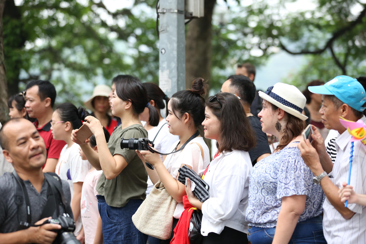 Rực rỡ Carnival đường phố Hà Nội kỷ niệm “20 năm Thành phố Vì hòa bình”