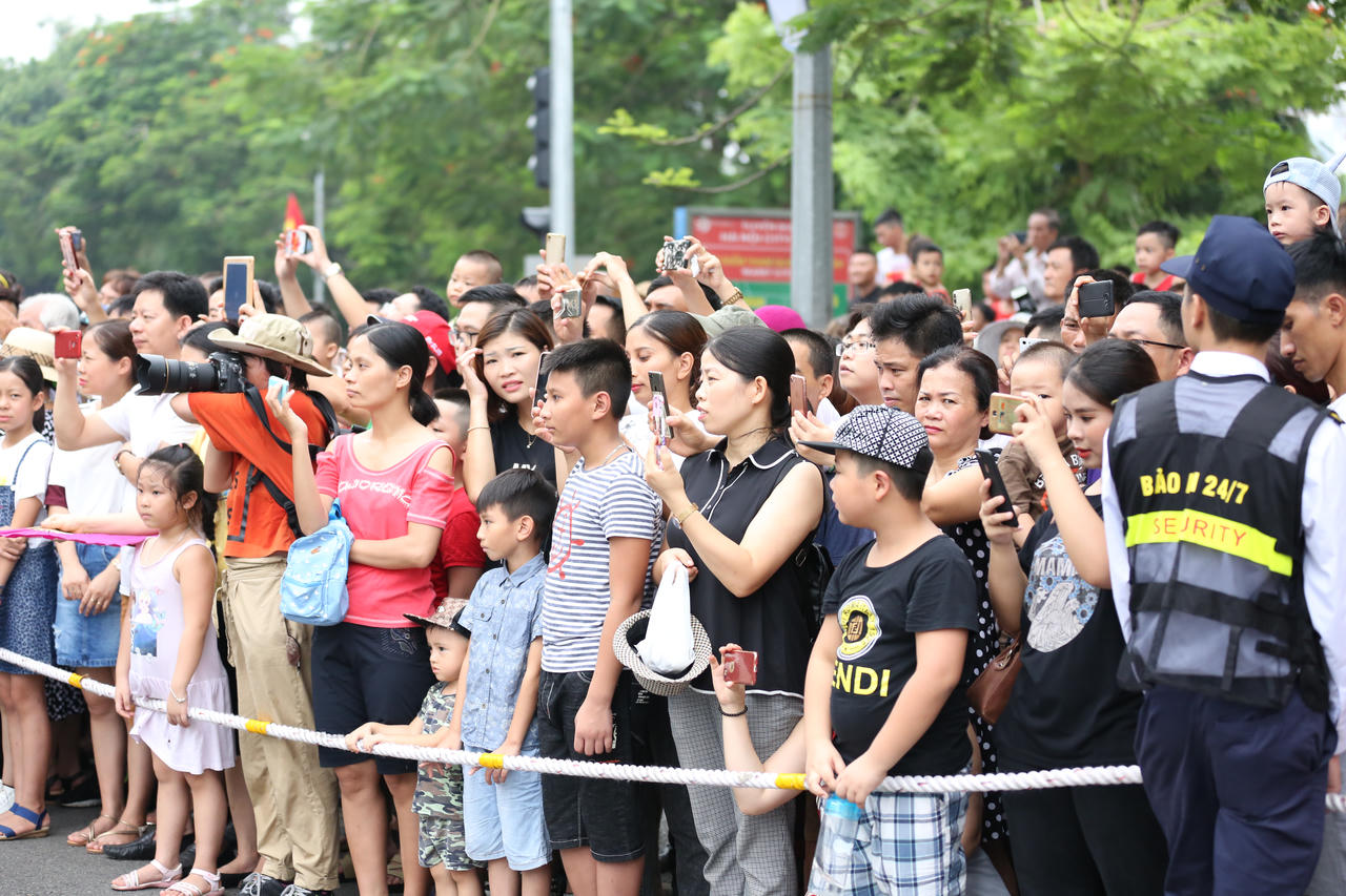 Rực rỡ Carnival đường phố Hà Nội kỷ niệm “20 năm Thành phố Vì hòa bình”