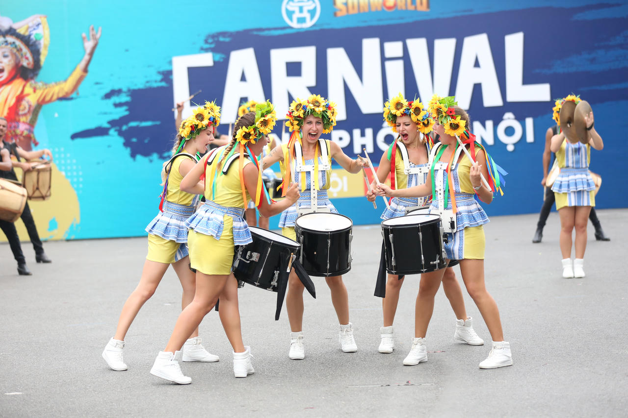Rực rỡ Carnival đường phố Hà Nội kỷ niệm “20 năm Thành phố Vì hòa bình”