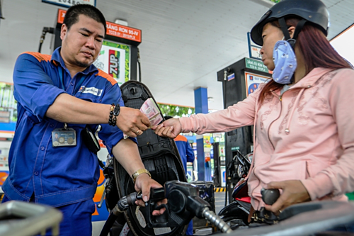 Nhân viên Petrolimex bán xăng dầu cho khách. Ảnh: Thành Nguyễn.