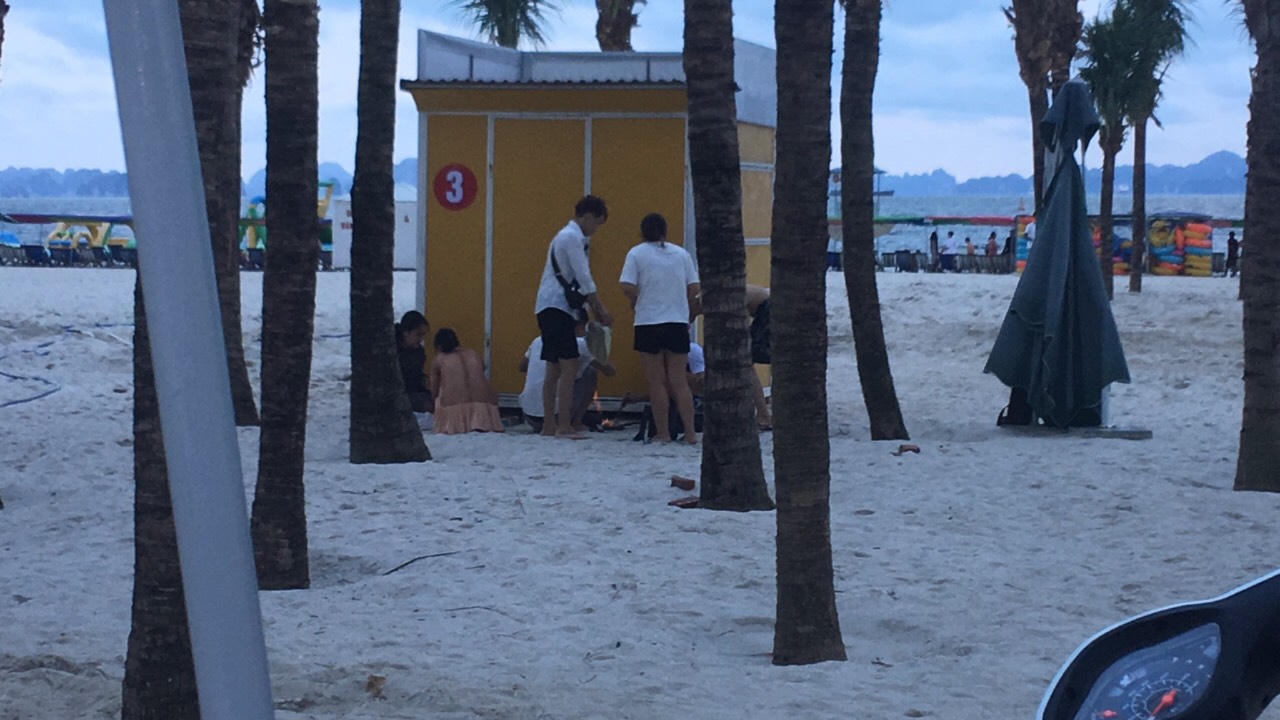 Du khách “kỷ niệm” biển Bãi Cháy 6 tấn rác một ngày