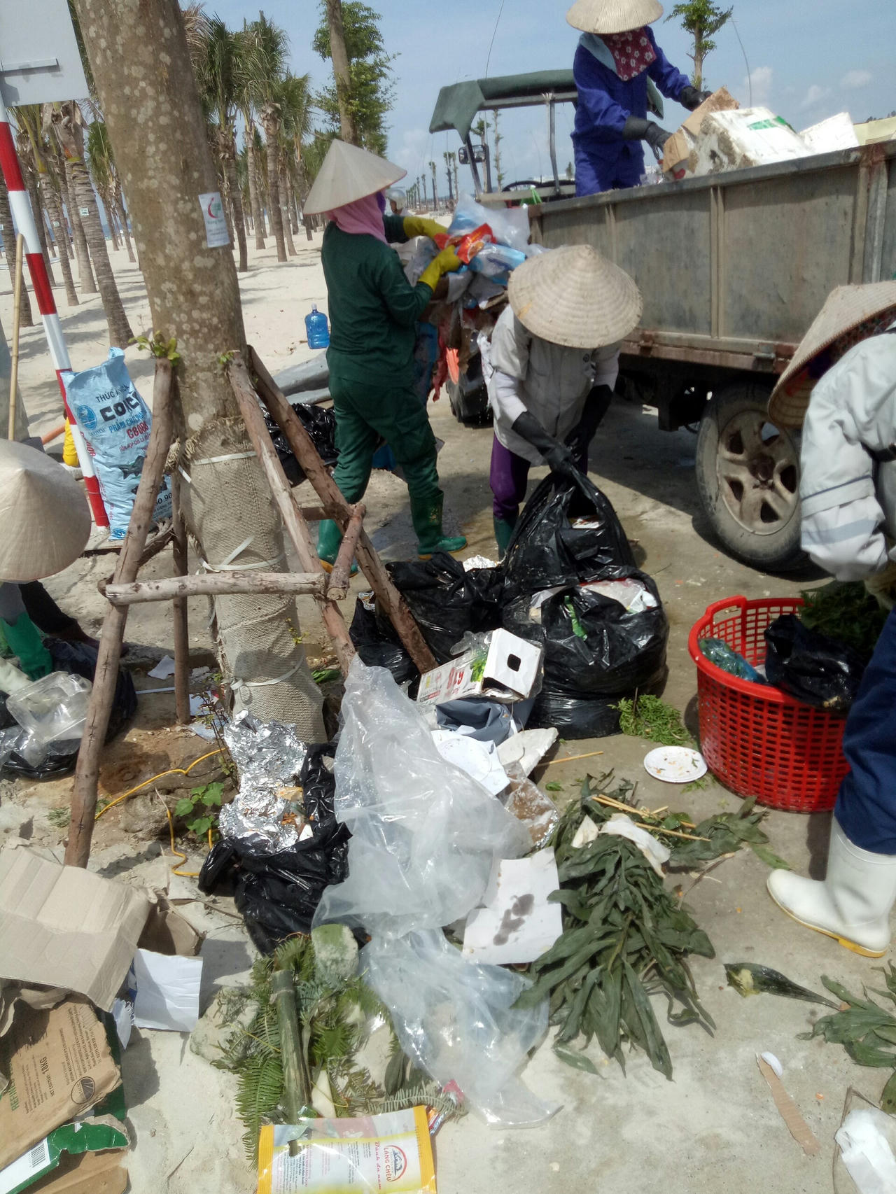 Du khách “kỷ niệm” biển Bãi Cháy 6 tấn rác một ngày