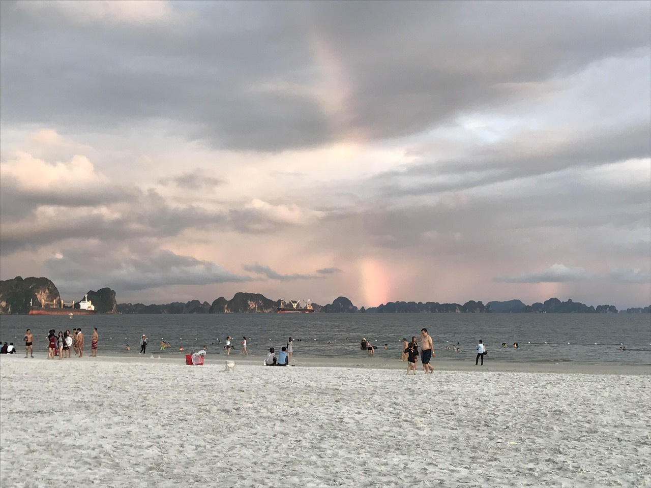 Du khách “kỷ niệm” biển Bãi Cháy 6 tấn rác một ngày