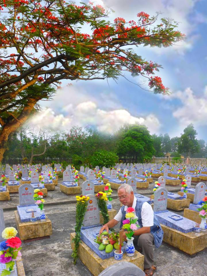 Có một người đàn ông mang rất nhiều hoa ra bờ sông Thạch Hãn…