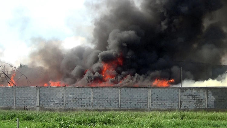 Lửa ngùn ngụt trong nhà xưởng. Ảnh: Minh Tân.