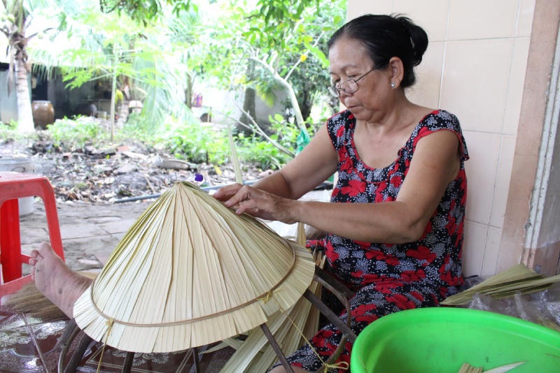 Xóm chằm nón ven kênh Xẻo Xào níu giữ tình quê miền Tây