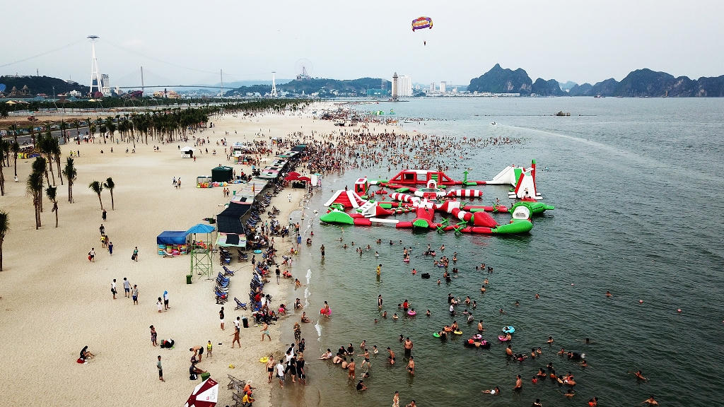 Bãi Cháy: Ngỡ ngàng du khách thản nhiên tắm biển ở khu vực cấm