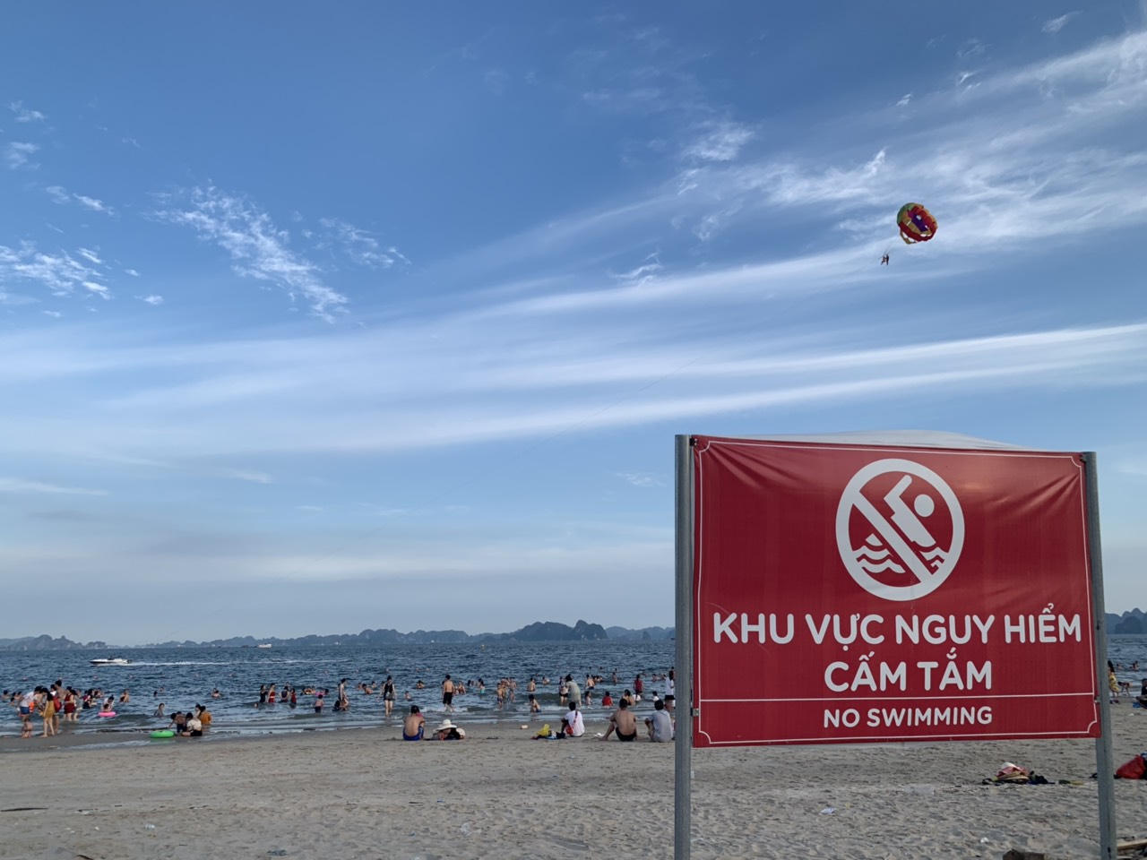 Bãi Cháy: Ngỡ ngàng du khách thản nhiên tắm biển ở khu vực cấm
