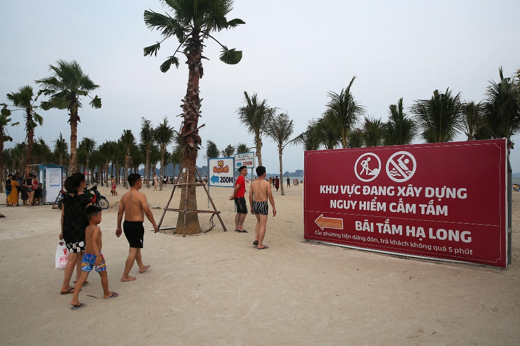 Bãi Cháy: Ngỡ ngàng du khách thản nhiên tắm biển ở khu vực cấm