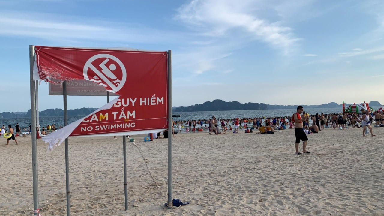 Bãi Cháy: Ngỡ ngàng du khách thản nhiên tắm biển ở khu vực cấm
