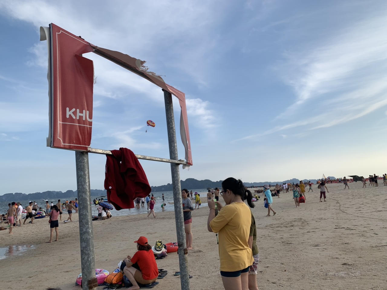 Bãi Cháy: Ngỡ ngàng du khách thản nhiên tắm biển ở khu vực cấm