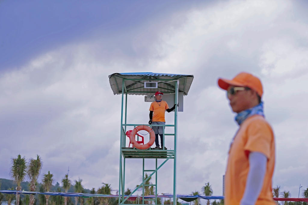 Bãi Cháy: Ngỡ ngàng du khách thản nhiên tắm biển ở khu vực cấm