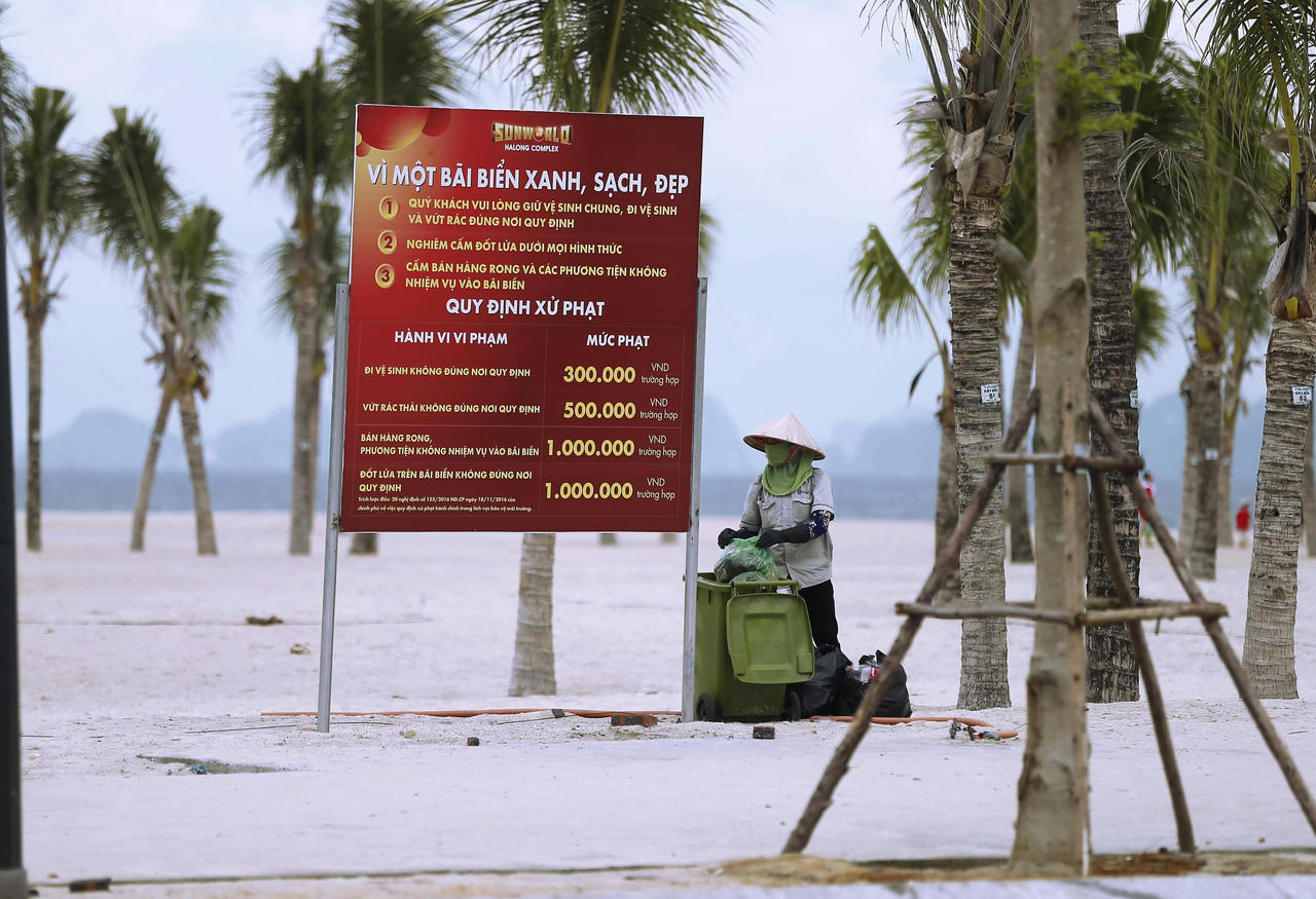 Những “siêu anh hùng” giữ sạch biển Hạ Long