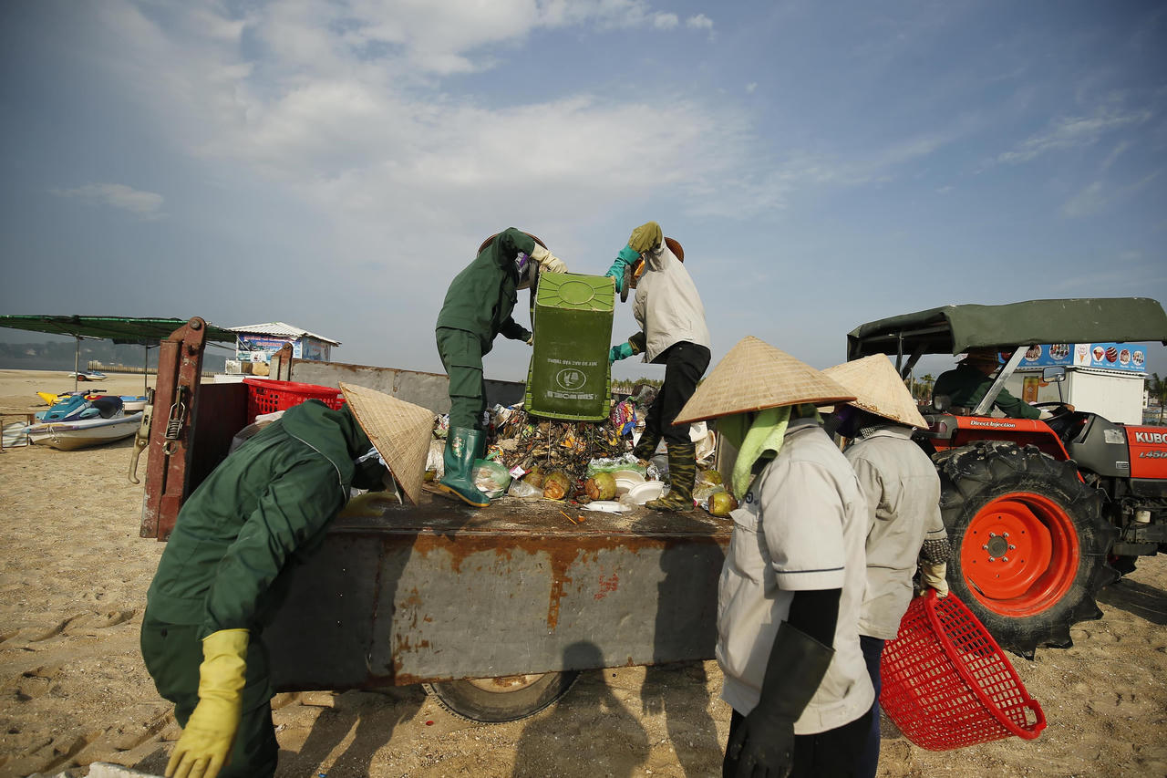 Những “siêu anh hùng” giữ sạch biển Hạ Long