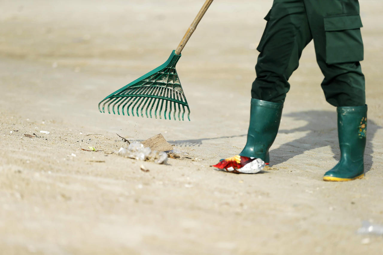 Những “siêu anh hùng” giữ sạch biển Hạ Long