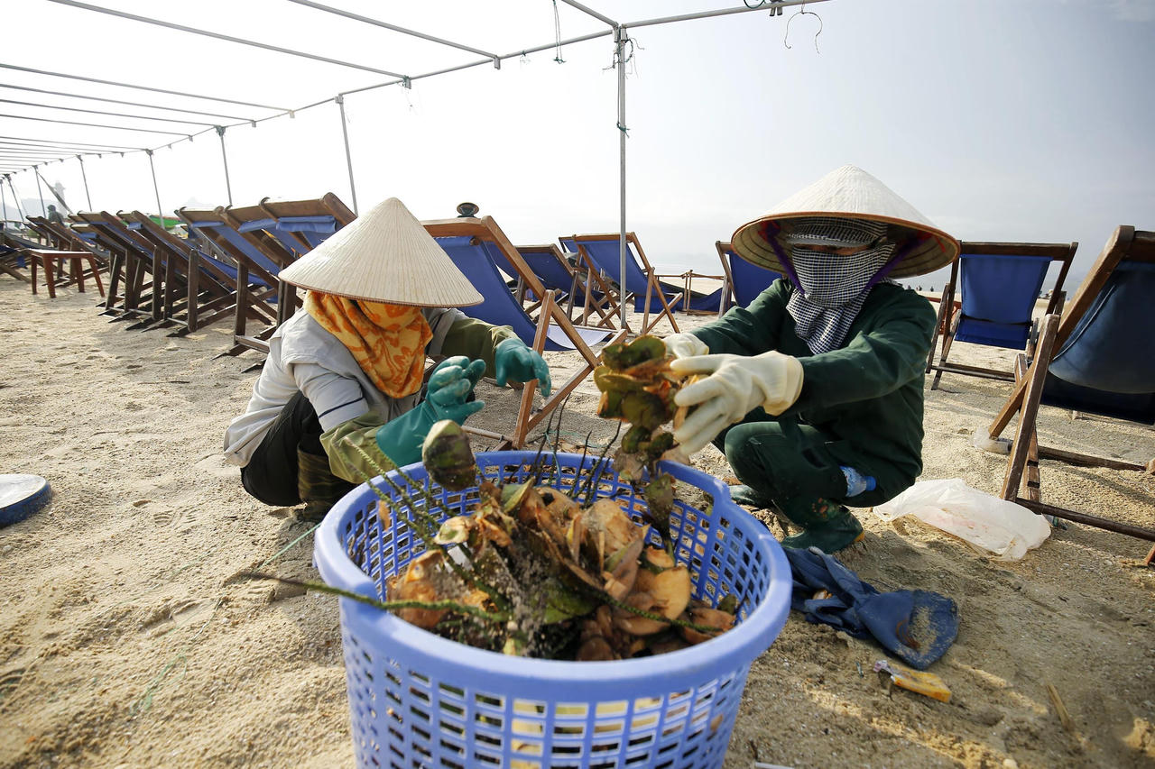 Những “siêu anh hùng” giữ sạch biển Hạ Long