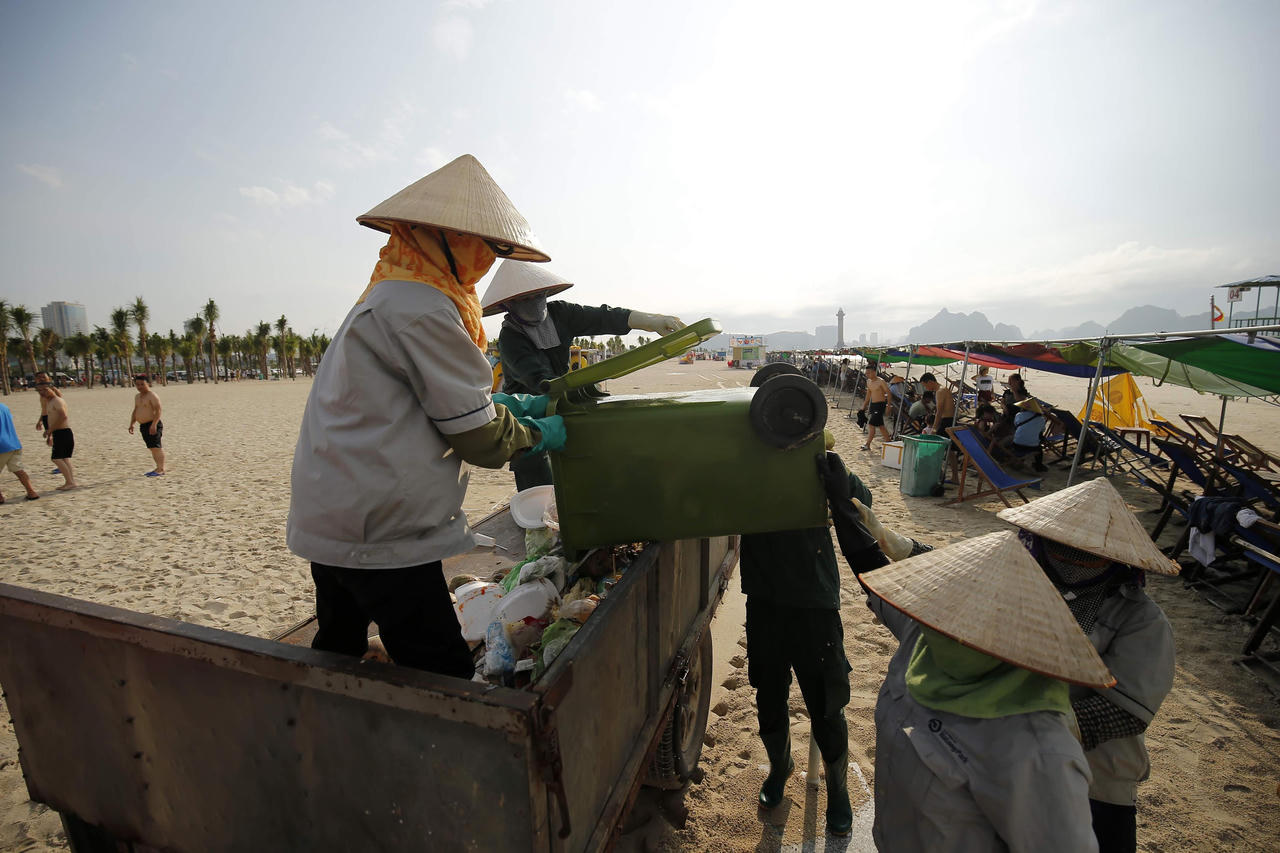Những “siêu anh hùng” giữ sạch biển Hạ Long