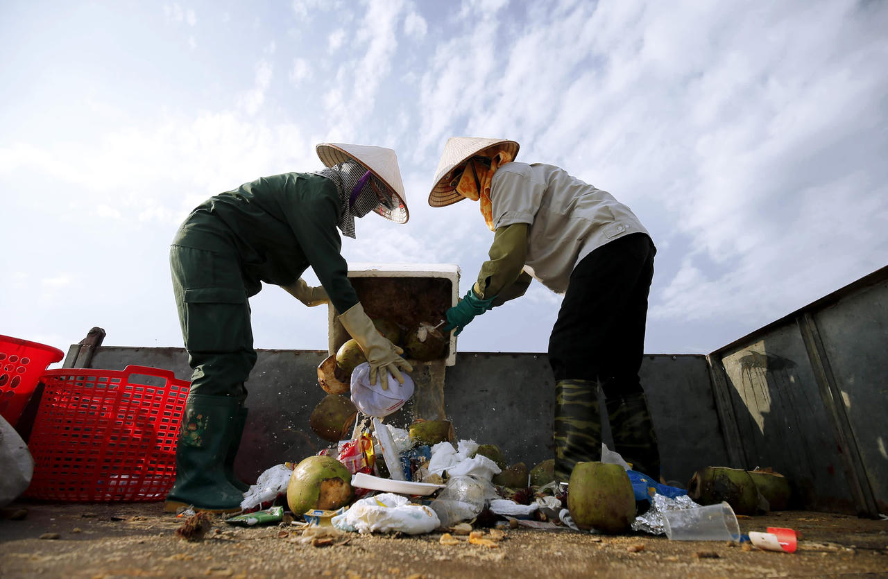 Những “siêu anh hùng” giữ sạch biển Hạ Long