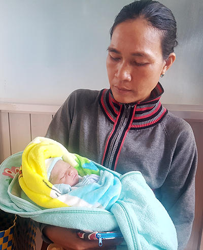 Bà Hven ẵm bé trai bị bỏ rơi. Ảnh: Trần Hóa.