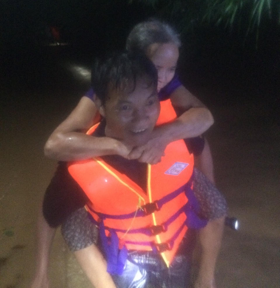 Đồng Nai: Giải cứu 6 người mắc kẹt trong lũ