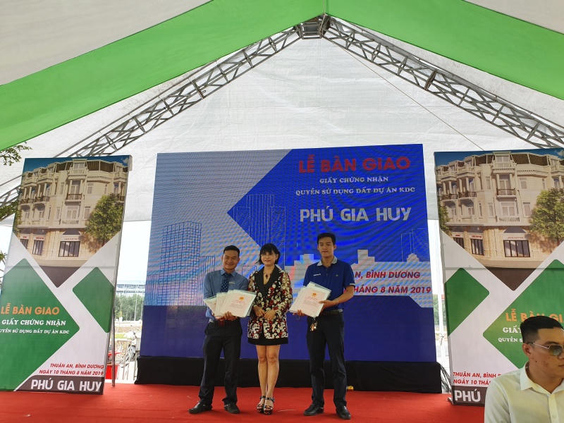 Phú Hồng Thịnh tiếp tục trao sổ đỏ cho khách hàng ở dự án mới