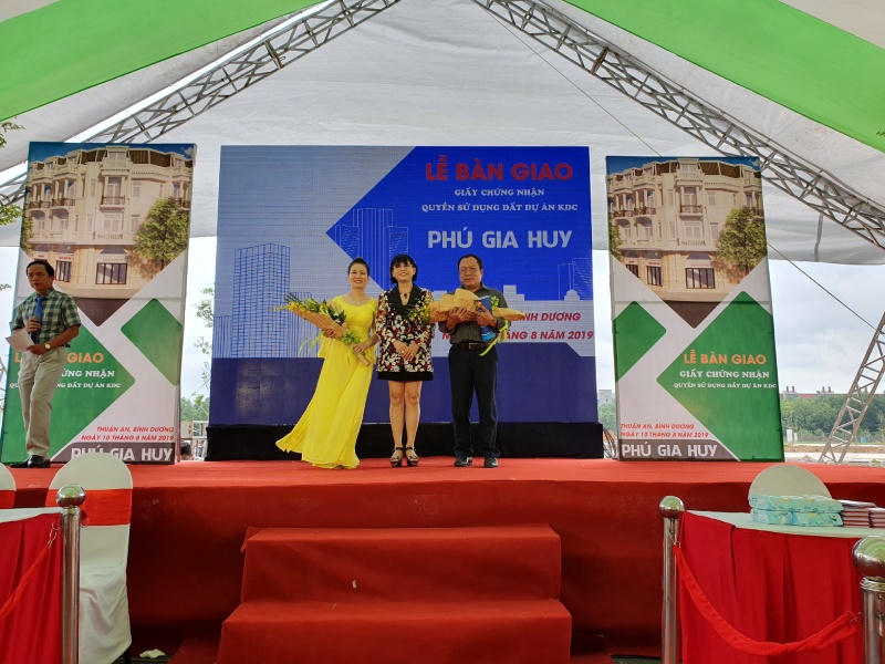 Phú Hồng Thịnh tiếp tục trao sổ đỏ cho khách hàng ở dự án mới