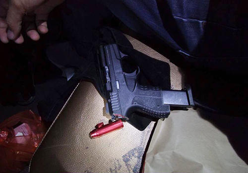 Khẩu súng lúc thu giữ tại quán. Ảnh: M.H.