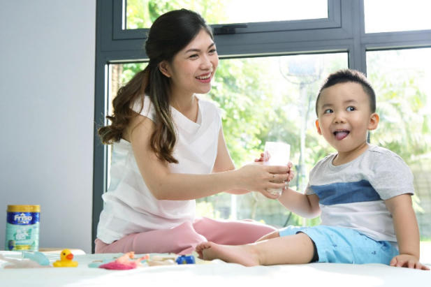 Nuôi con nhàn tênh nhờ chọn sữa có đạm tự nhiên