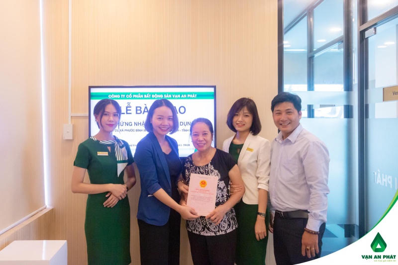 Vạn An Phát hoàn thành bàn giao sổ đỏ cho khách hàng tại dự án Golden Town