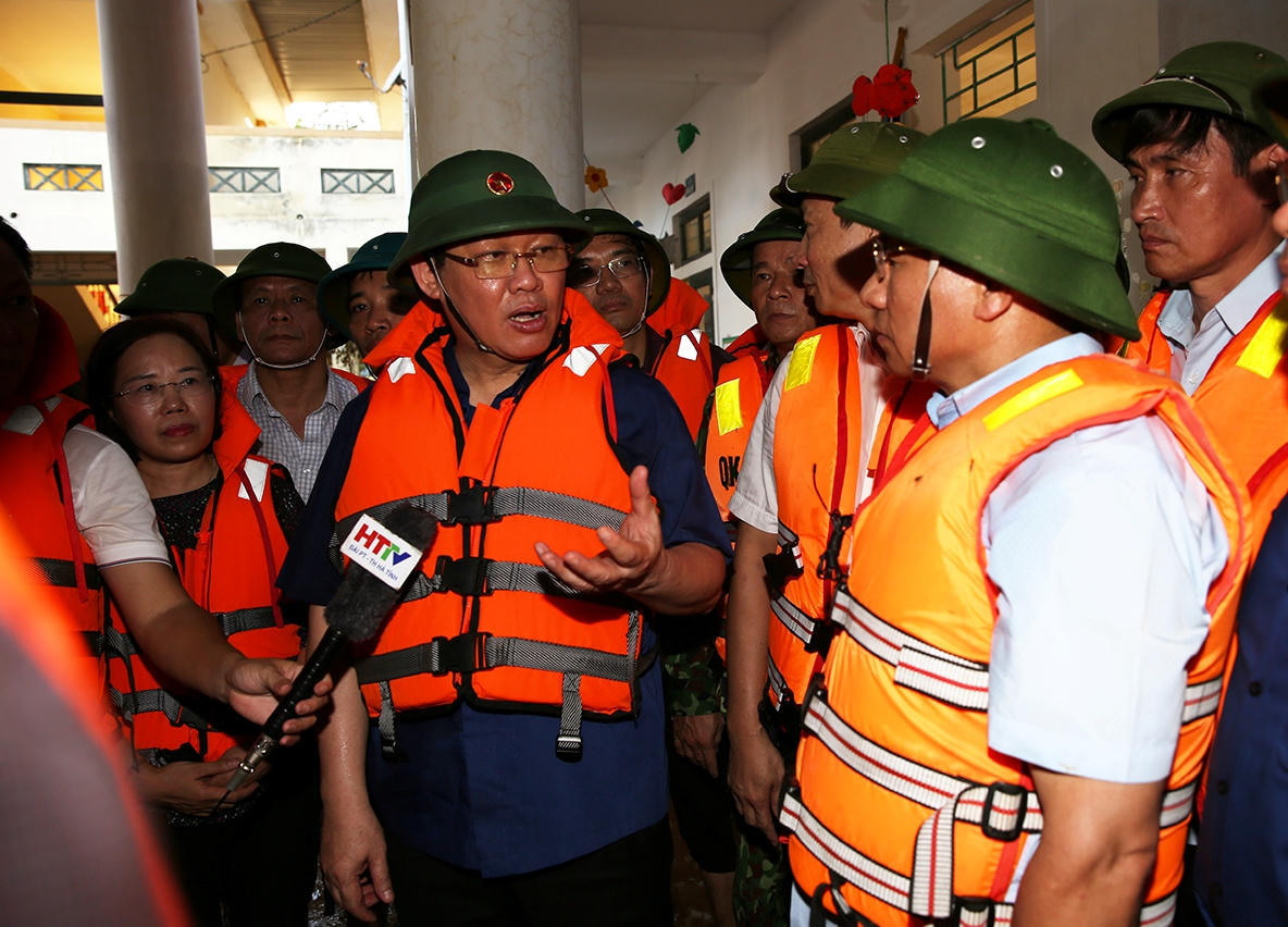 Phó Thủ tướng vào 'tâm lũ' động viên bà con