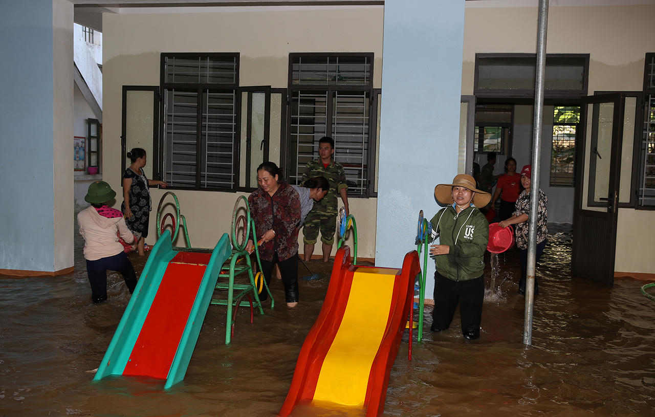 Phó Thủ tướng vào 'tâm lũ' động viên bà con