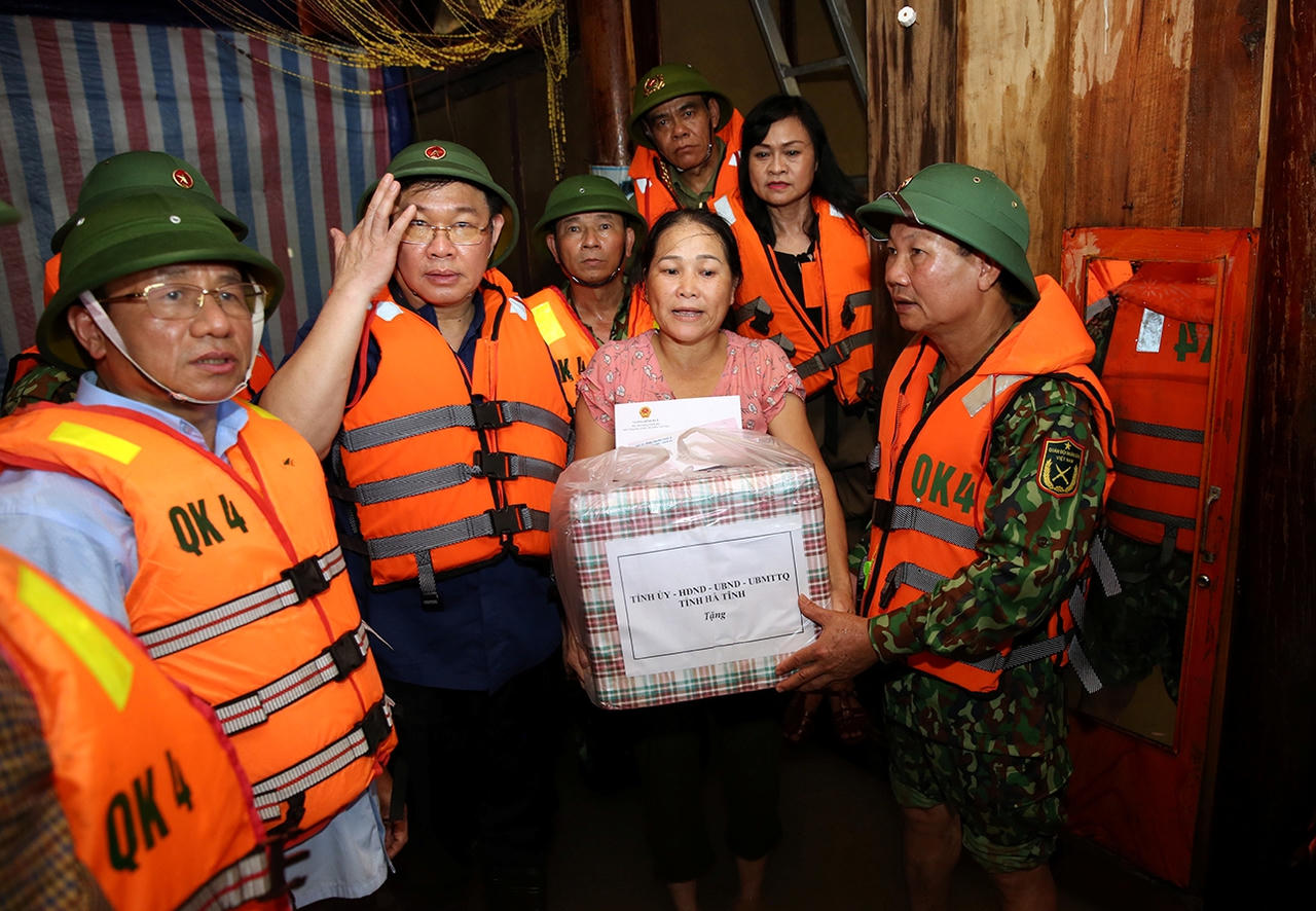 Phó Thủ tướng vào 'tâm lũ' động viên bà con