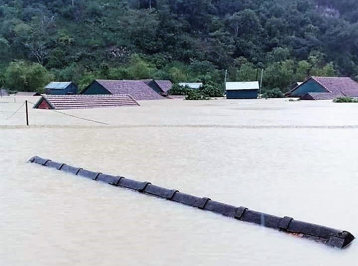 Phó Thủ tướng vào 'tâm lũ' động viên bà con