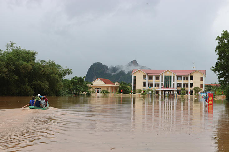 Phó Thủ tướng vào 'tâm lũ' động viên bà con
