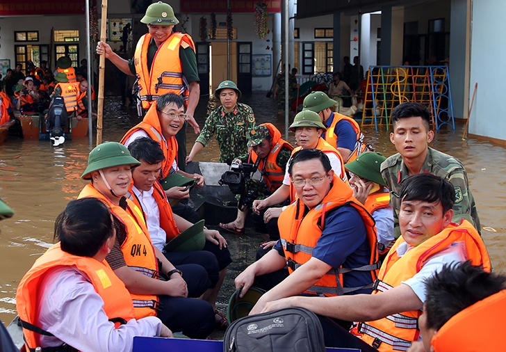 Phó Thủ tướng vào 'tâm lũ' động viên bà con
