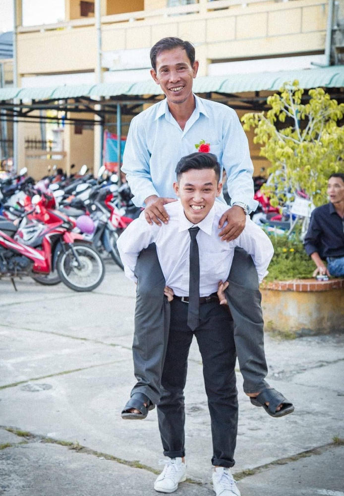 “Để con cõng ba, ba nhé!”