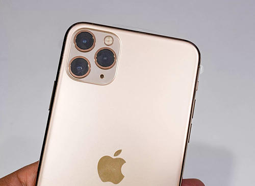Thu hút nhiiều chú ý nhưng giá iPhone 11 Pro Max vẫn rớt mạnh. Ảnh: Huy Đức.