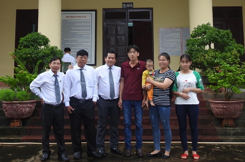 Bé gái bị chú dượng xâm hại: Tòa yêu cầu chuyển tội “Hiếp dâm”, khởi tố thêm tội mới