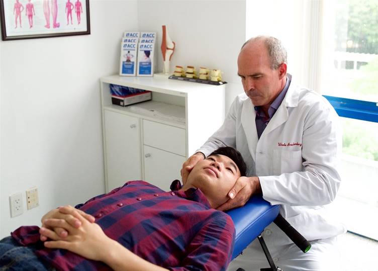 Chữa bệnh hiệu quả bằng phương pháp nắn chỉnh cột sống