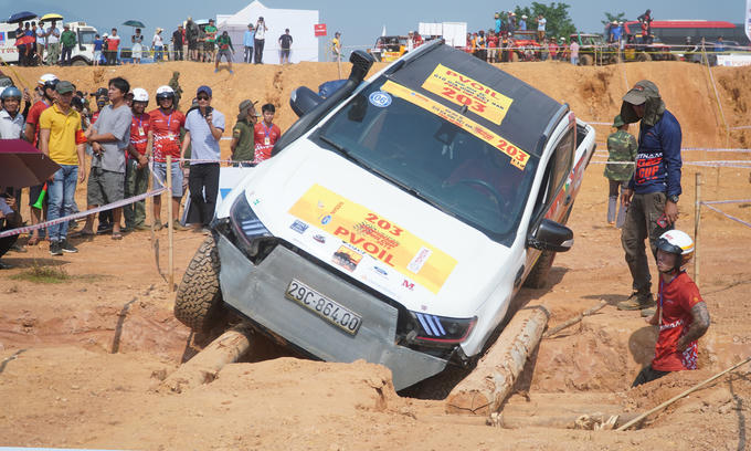 Hàng trăm tài xế Việt tranh tài off-road