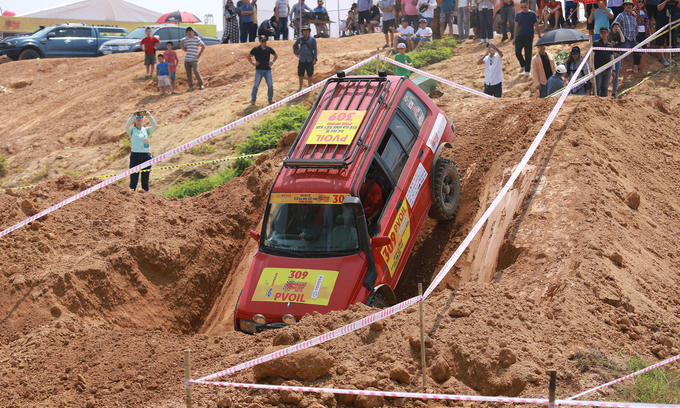 Hàng trăm tài xế Việt tranh tài off-road