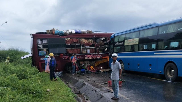 Hai xe khách va chạm nhau, 7 người bị thương - 2