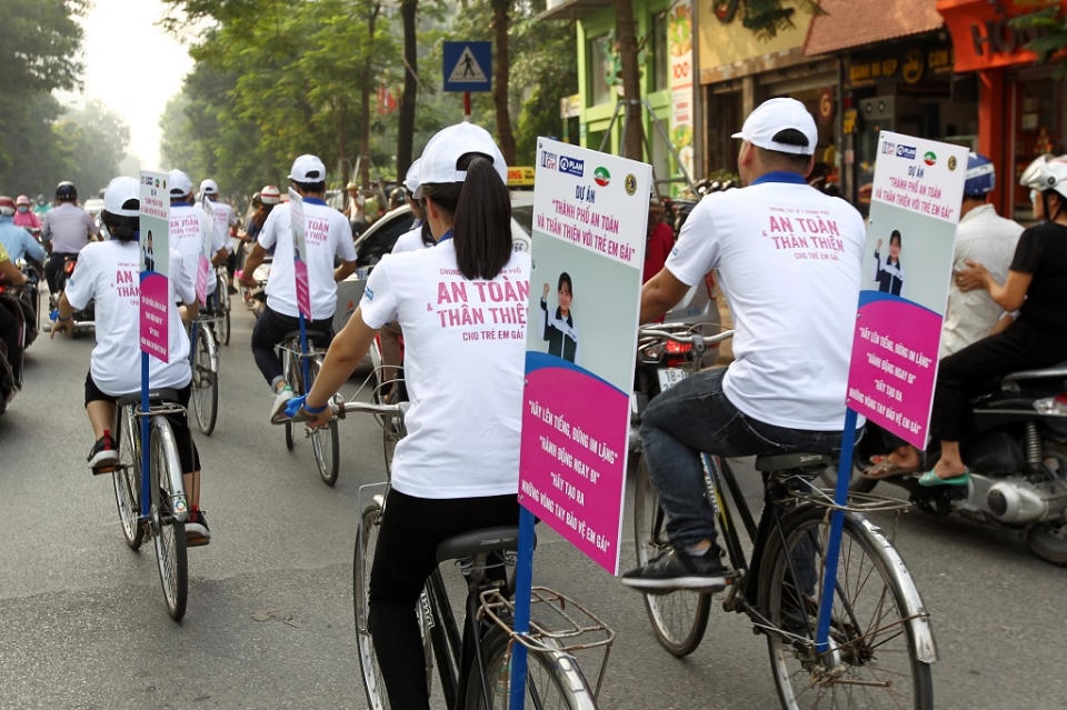 Phụ nữ và trẻ em gái - muốn an toàn thì cứ ở nhà?