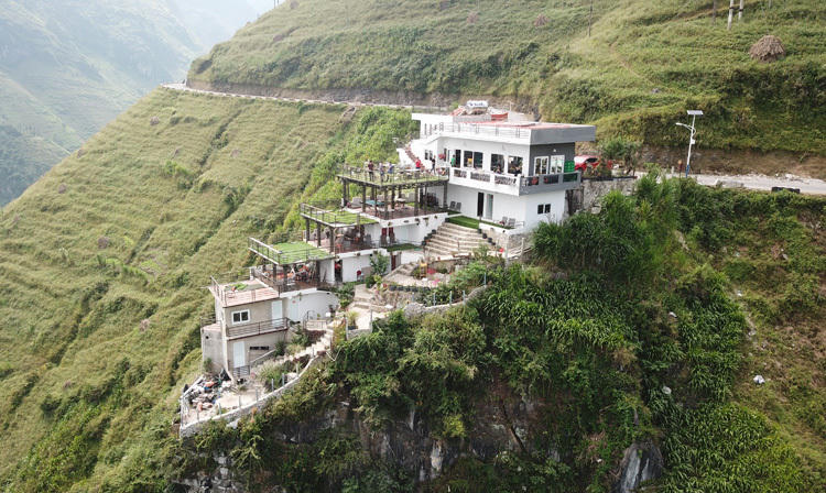 Nhà hàng, nhà nghỉ Panorama trên đèo Mã Pì Lèng. Ảnh: Hoàng Dương