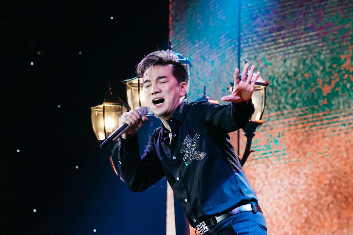 Đàm Vĩnh Hưng được fan tổ chức sinh nhật lần thứ 48 sau khi tâm sự nỗi niềm riêng