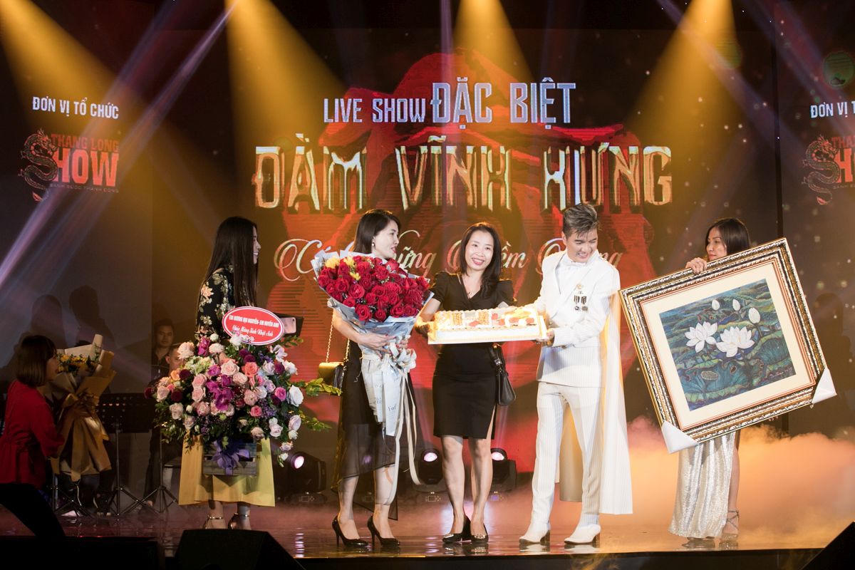 Đàm Vĩnh Hưng được fan tổ chức sinh nhật lần thứ 48 sau khi tâm sự nỗi niềm riêng