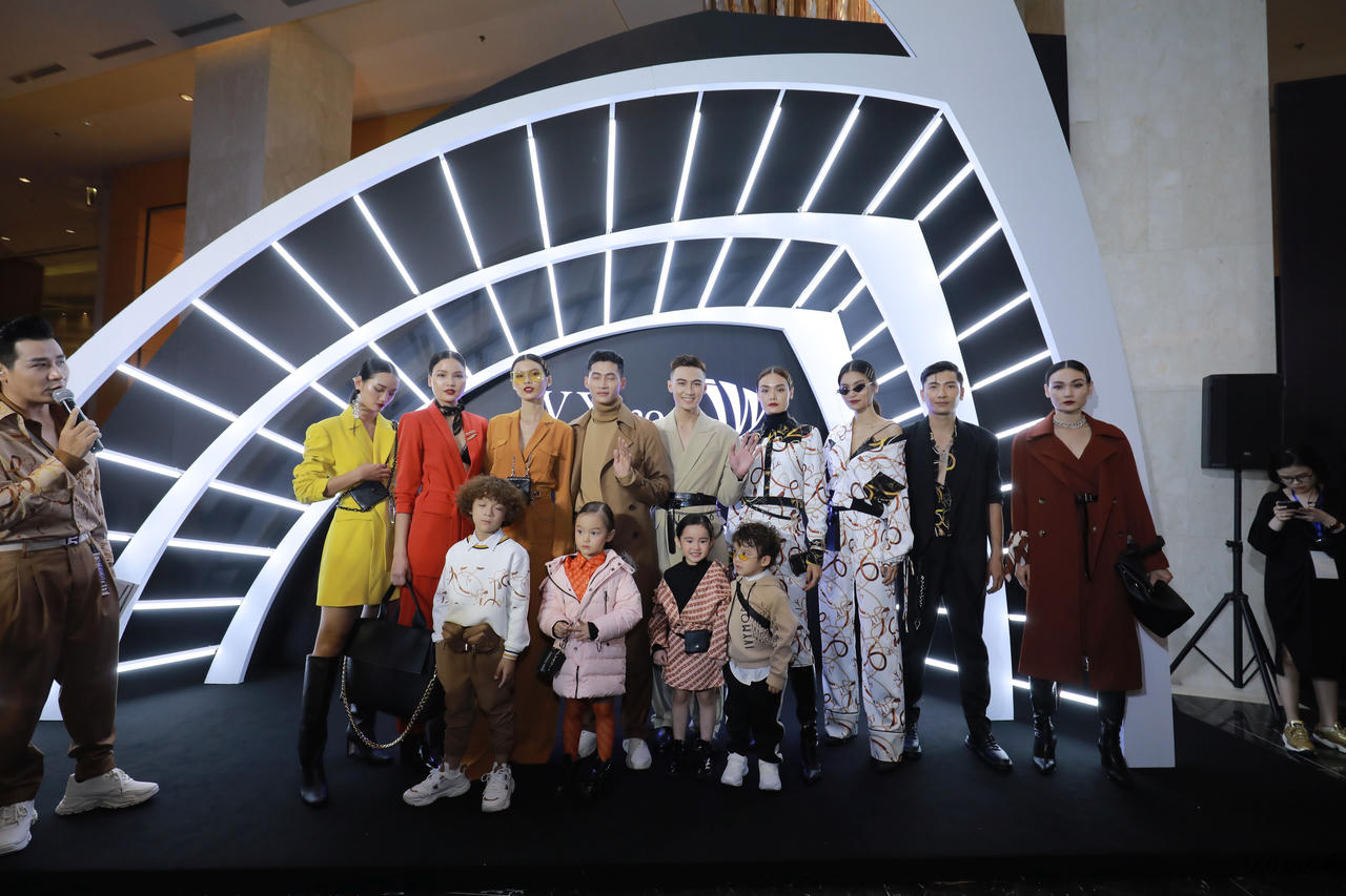 Sơn Tùng cực ngầu trong show diễn Thu Đông IVY moda